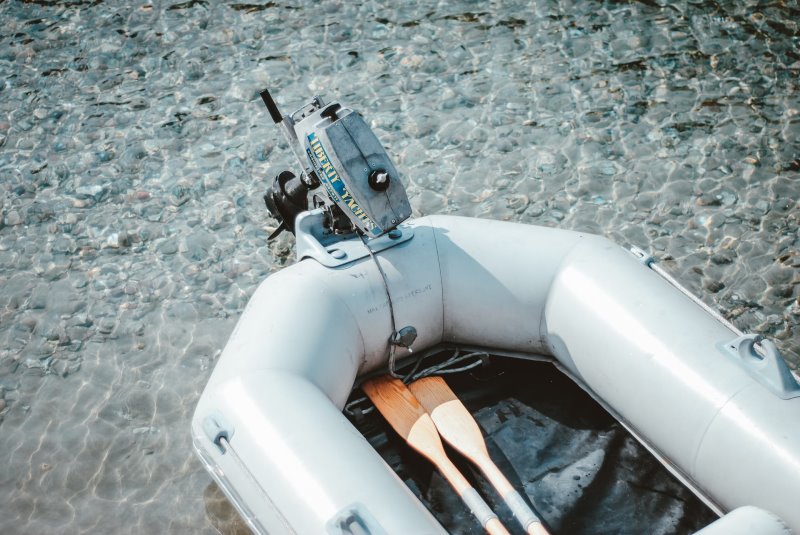 Schlauchboot mit Motor im Wasser