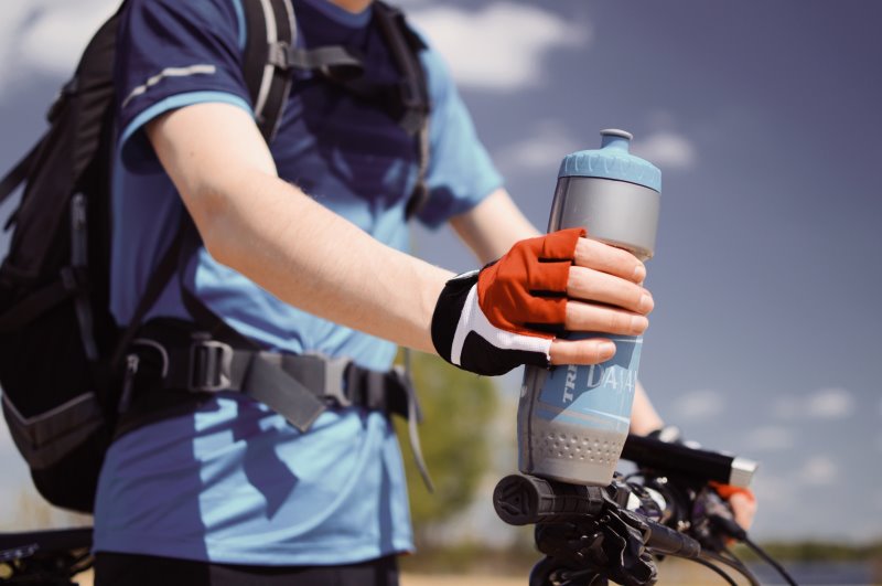 Sport Trinkflaschen beim Fahrrad fahren 