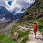 Eine Frau beim wandern mit einem Trinkrucksack.