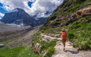 Eine Frau beim wandern mit einem Trinkrucksack.