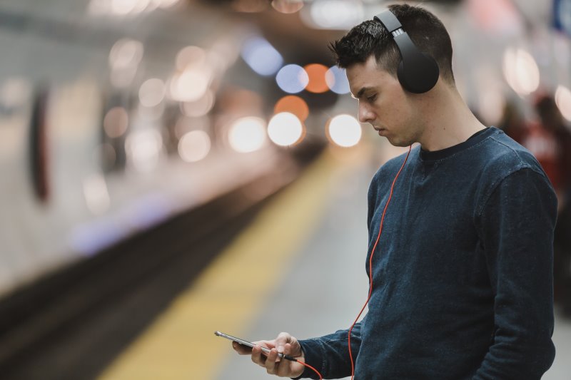 Unterwegs in der U-Bahn mit Kopfhörern Unterwegs mit Hi-Fi Kopfhörern
