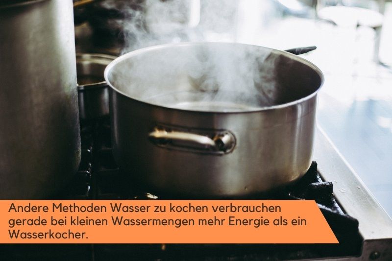 Wasser wird in einem Topf gekocht