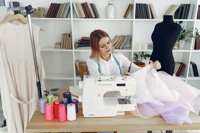 Frau arbeitet an einer Profi Nähmaschine