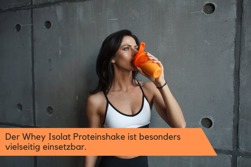 Fitness affine Sportlerin trinkt einen Whey Isolat Proteinshake