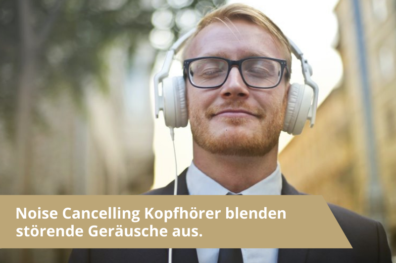 Ein Mann nutzt Noise Cancelling Kopfhörer