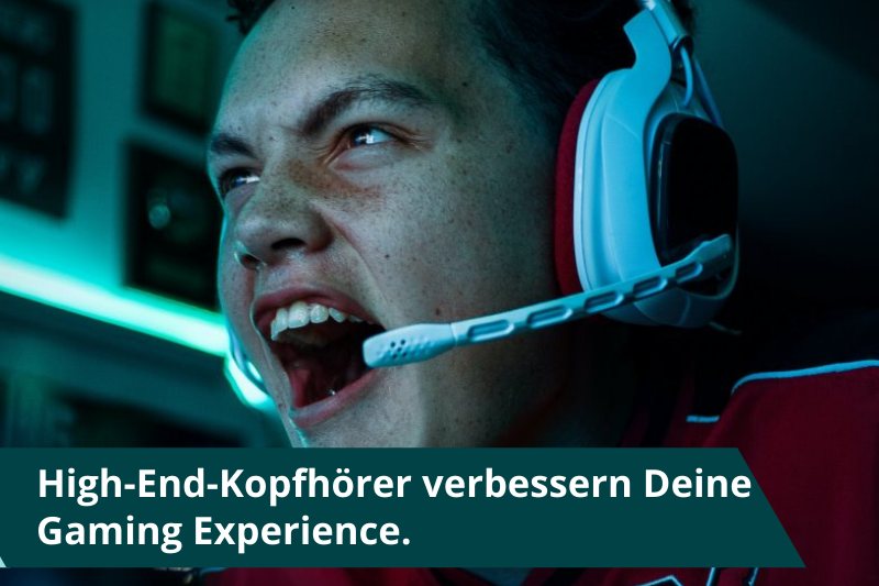 Ein junger Mann trägt einen High-End-Gaming Kopfhörer