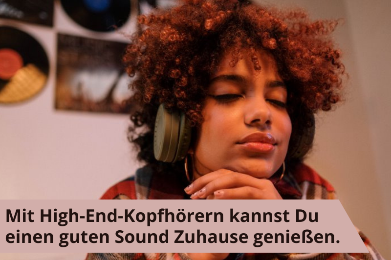 Eine Frau genießt den Sound von High-End-Kopfhörern Zuhause