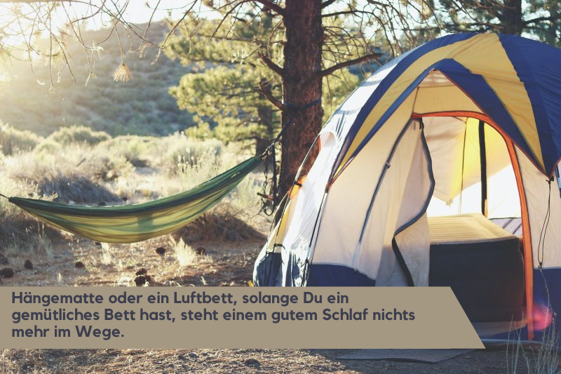 Campingbett für im Zelt und eine Hängematte zum aufhängen in der freien Natur.